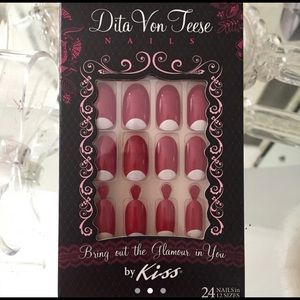 Dita Von Teese press on nail set